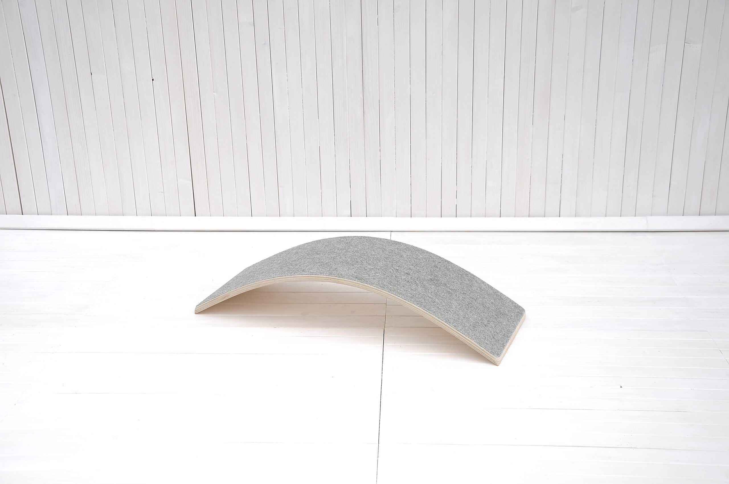 Planche d'équilibre "Wobbly Toddly Fit" wobble board de Barin Toys est un jouet de fitness pour les cours d'éducation physique préscolaire, la garderie et la crèche.