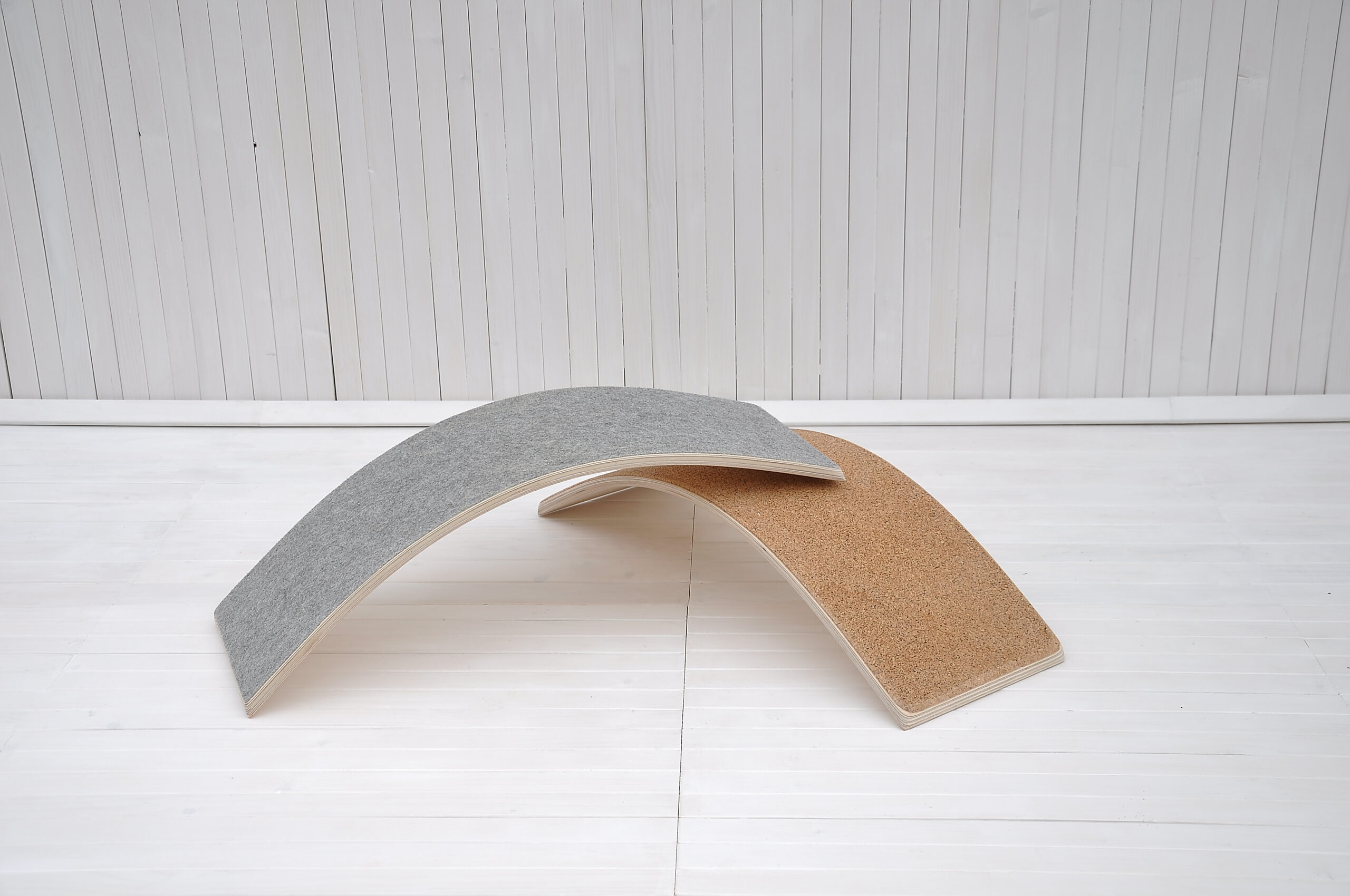 Planche d'équilibre "Wobbly Toddly Fit" de Barin Toys est un jouet de fitness pour les cours d'éducation physique préscolaire, la garderie et la crèche.