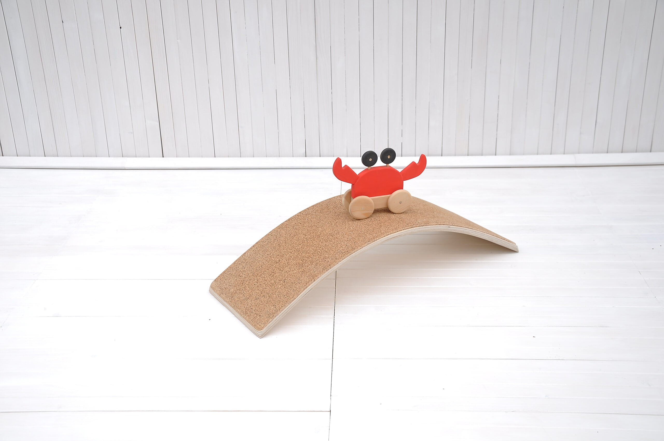 Liège Naturel "Wobbly Toddly Fit" wobble board de Barin Toys est un jouet de fitness pour les cours d'éducation physique préscolaire, la garderie et la crèche.