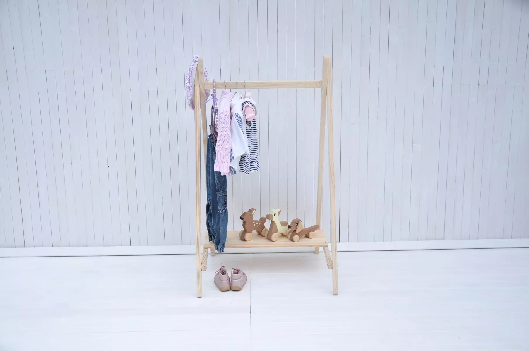 Meuble enfant achat porte-vêtement enfant Tipi Montessori bébé petit eco garde-robe dans la boutique en ligne Barin Toys pas cher et livraison gratuite.