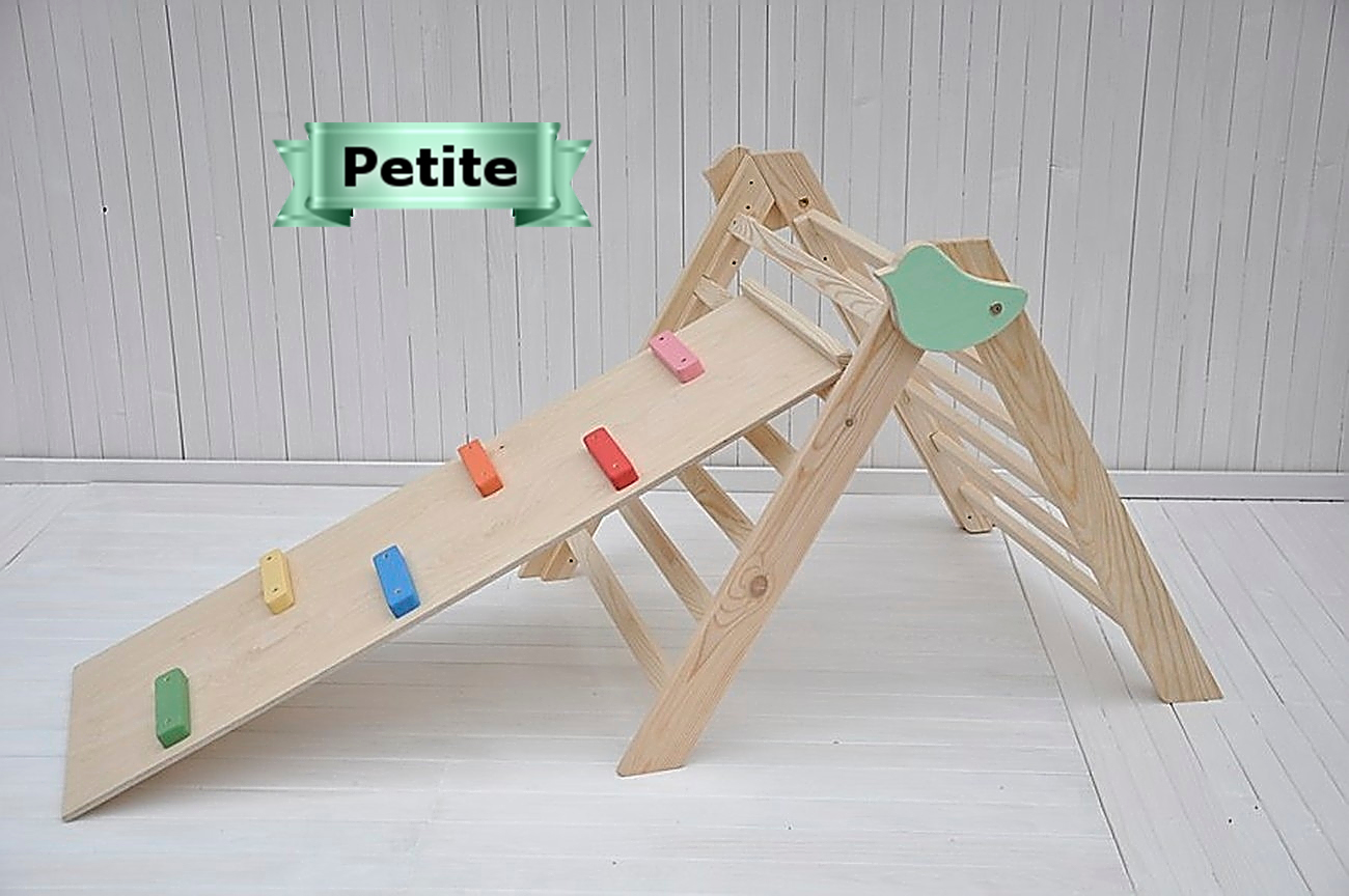 Le triangle de motricité "Petit Oiseau" inspiré de la pédagogie Pikler avec sa rampe d’escalade pour bébé