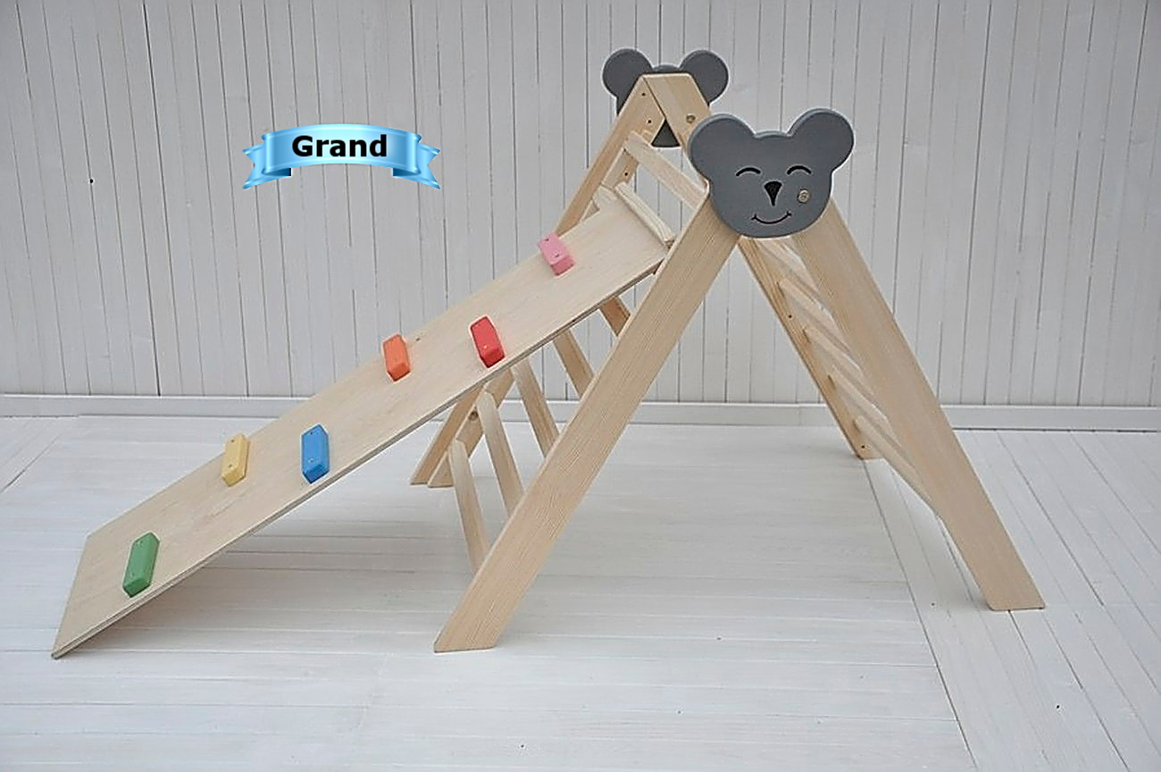 Triangle de motricité avec toboggan permettent aux enfants de développer leur motricité et de pratiquer une activité physique en intérieur dans sécurisé
