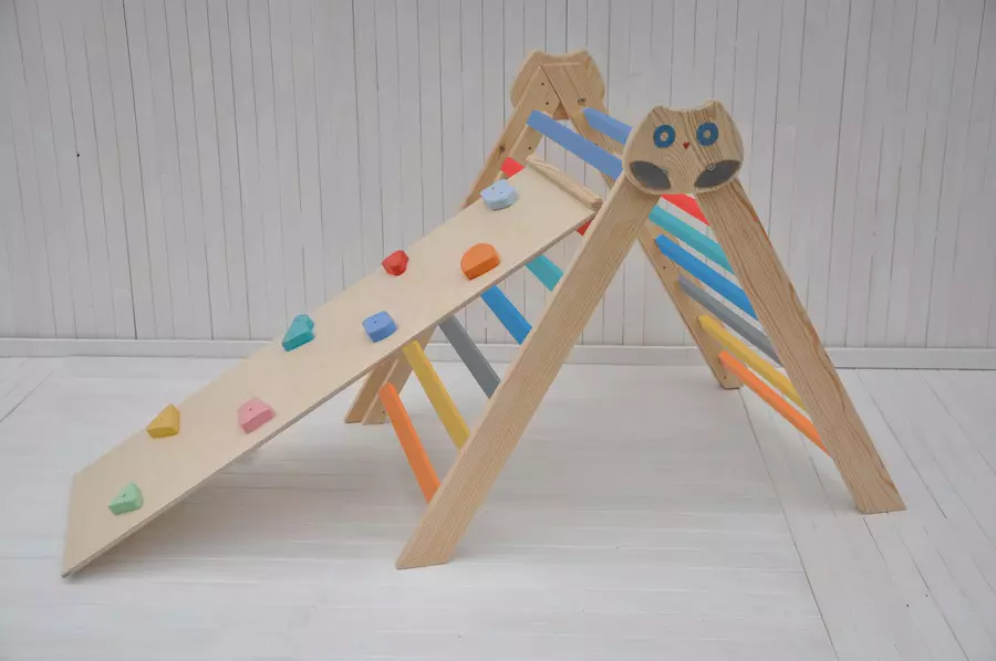 Jeu éducatif Barin Toys Sensation de Couleur le triangle de pikler pliable Chouette dans la forêt Grand avec planche d’escalade jeu éducatif ouvre un nouveau monde de possibilité à l’enfant.