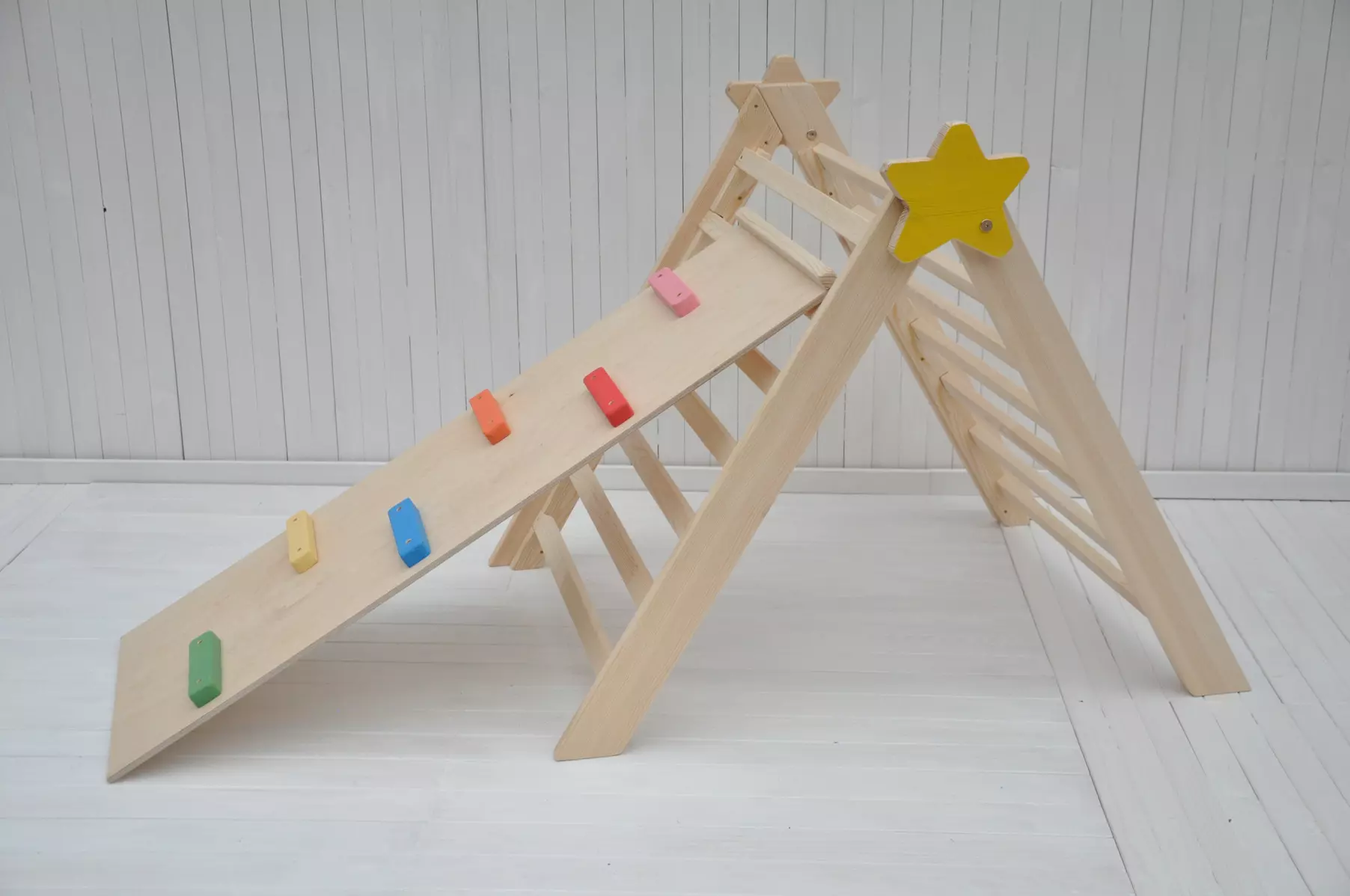 Pikler pliant triangle Barin Toys Grand Étoile D'or et planche en bois pour jeux d'escalade Montessori pour enfants.