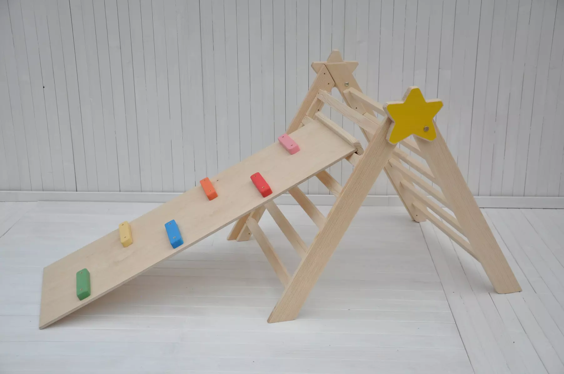Cadeau 1 an filleul pour le Nouvel An et Noël de la boutique BarinToys. Jouet Montessori 1 an bébé en bois - parfait cadeau de premier Noël.