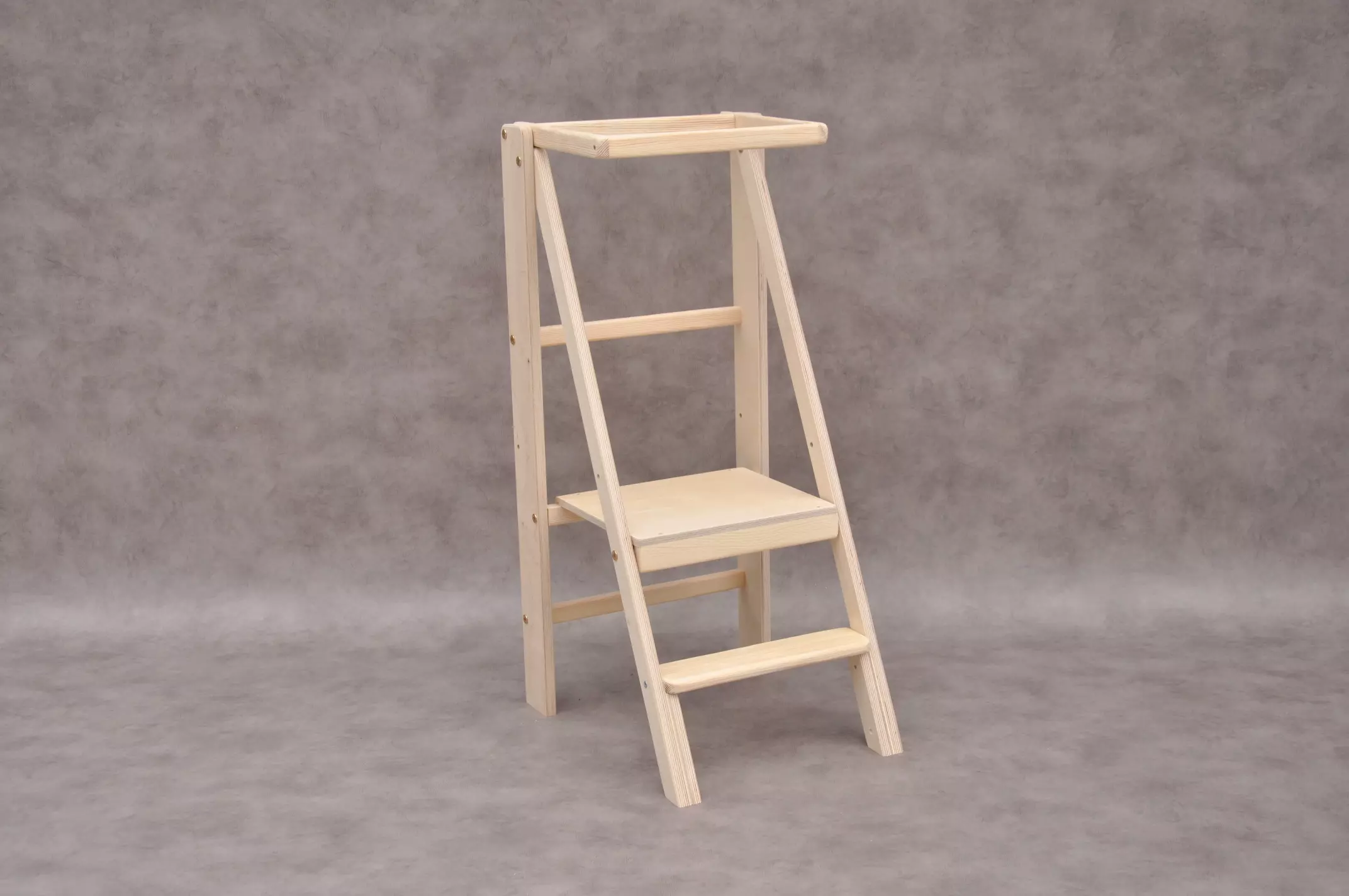 Tour d'observation pliante Barin Toys Authentic Slim pour les enfants Montessori et échelle en bois robuste pour les adultes dans la cuisine jusqu'à 95 kg disponible à la vente sur barintoys.fr avec livraison gratuite dans toute la France.