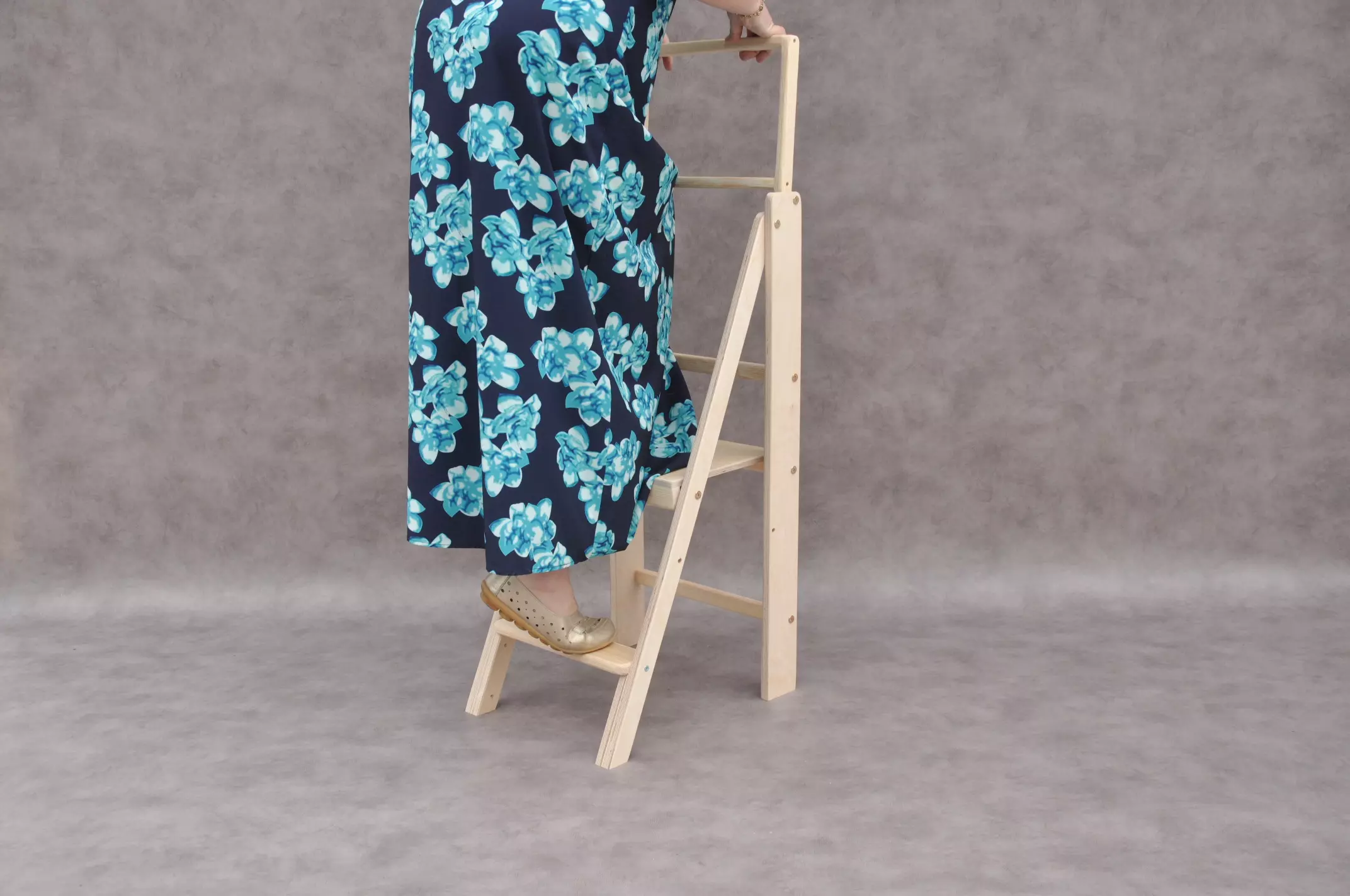 La tour Montessori Slim Authentic pour l'éveil et l'apprentissage aux bébés des besoins ménagers de base et de la cuisine est disponible à la commande en ligne au meilleur prix dans la boutique barintoys.fr.