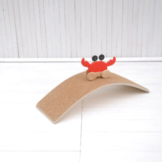 Liège Naturel "Wobbly Toddly Fit" wobble board de Barin Toys est un jouet de fitness pour les cours d'éducation physique préscolaire, la garderie et la crèche.